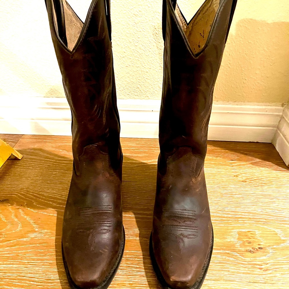 Leather western cowboy dark brown gently worn boots.